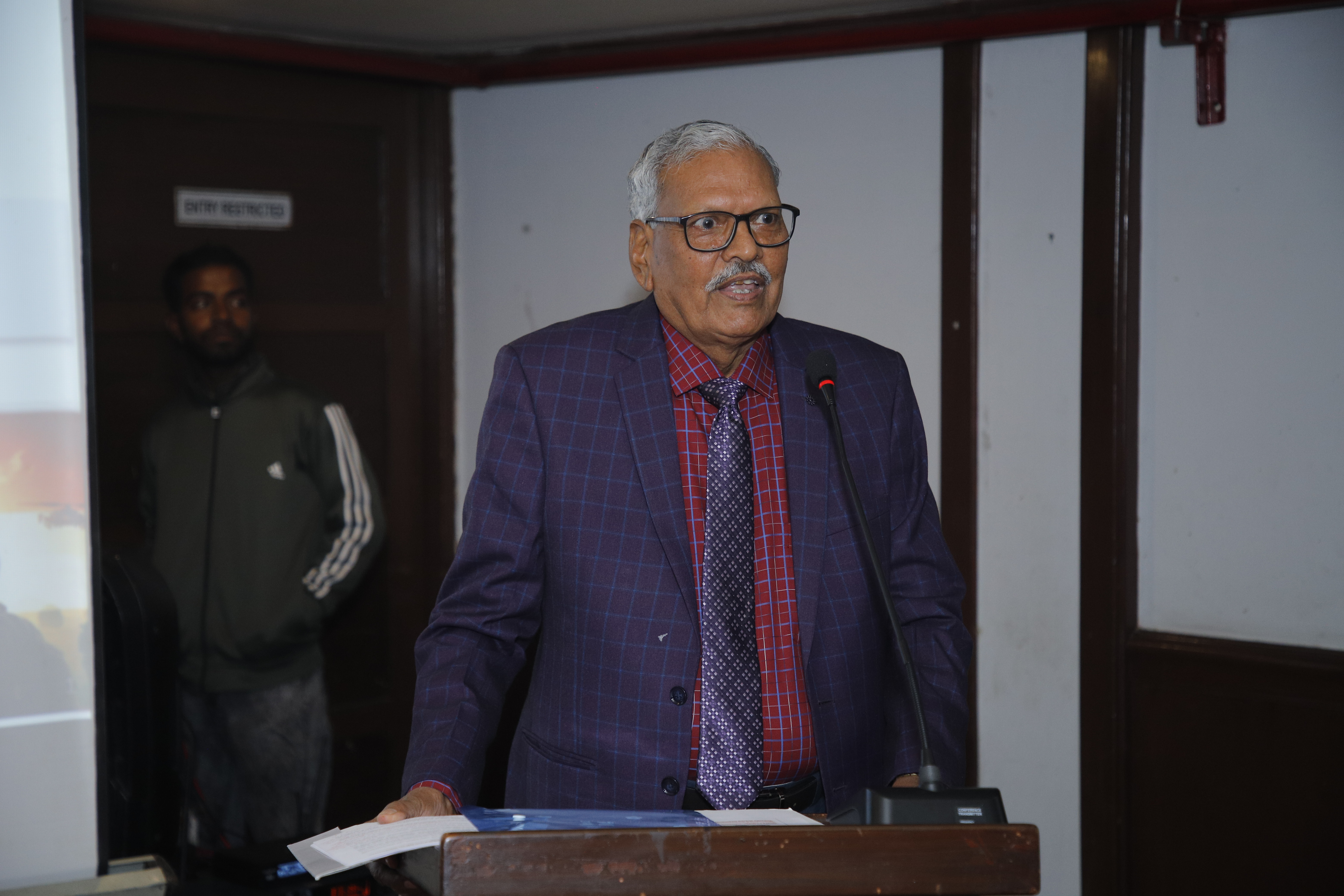 Mr SP Singh President MMA welcoming Maj Gen Lalit Kapoor VSM