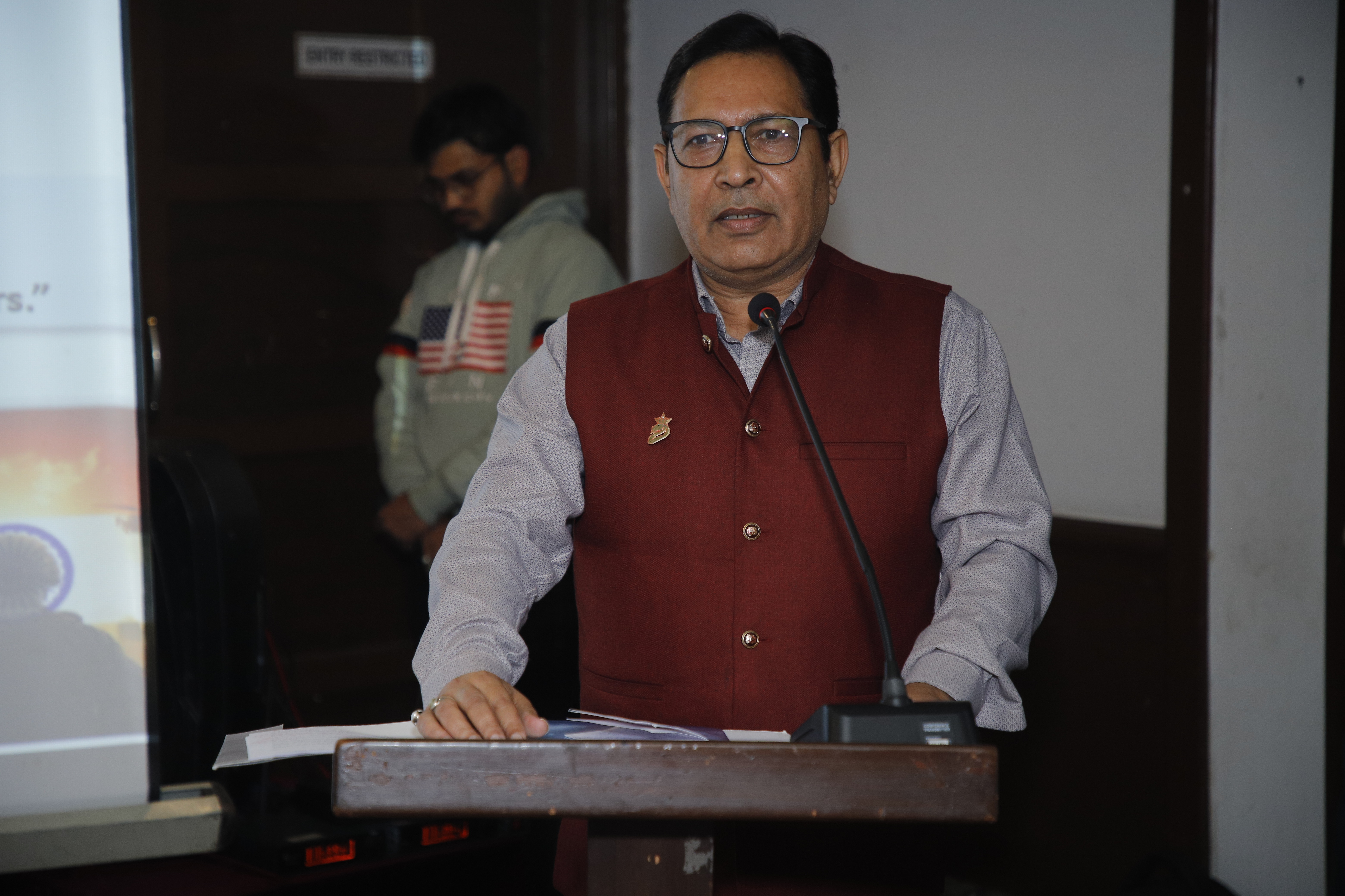 Maj Gen Pankaj Kaushik Retd introducing the speaker